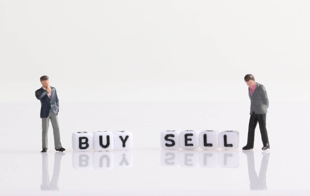 Businessman figure with Buy text - Creative Commons Bilder How to Sell Subscription-Based Software Services